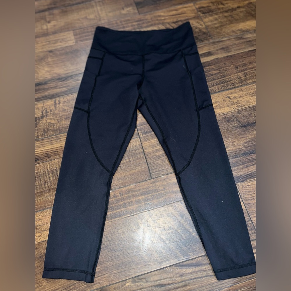 ZYIA black light n tight hi rise capri (17 in) size 6-8